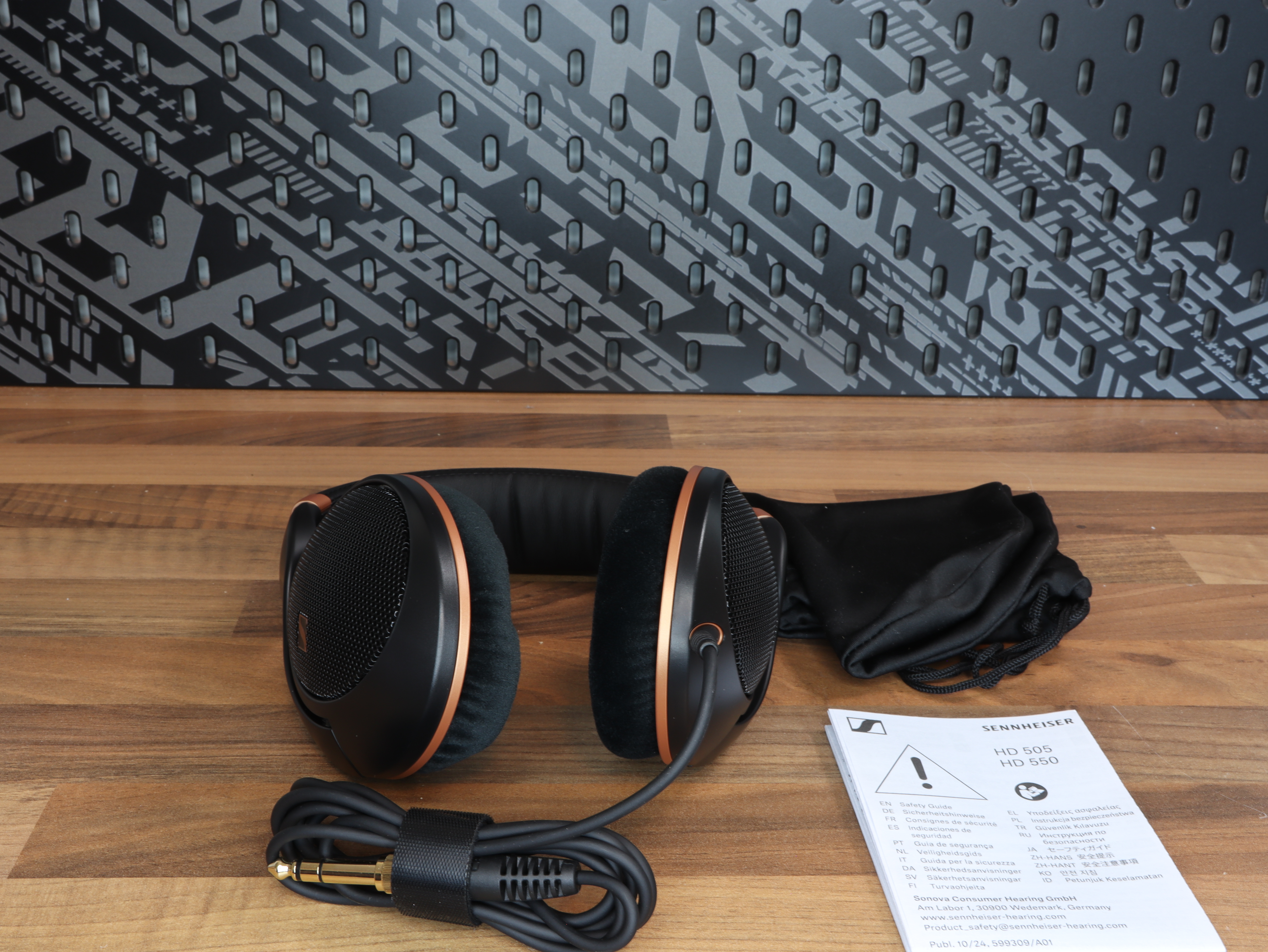 Gaming film headphones over ear headset musik HD 505 Copper Sennheiser optimeret transducer around ear.JPG